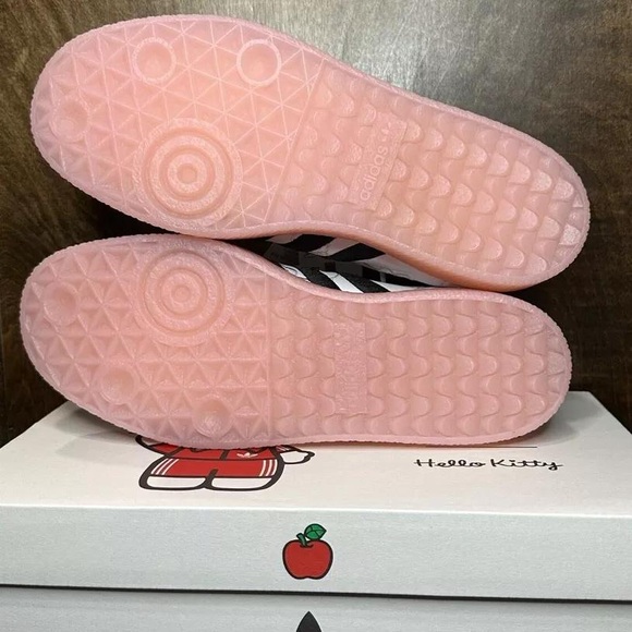 adidas Sambae x Hello Kitty 50th Year Anniversary - Picture 4 of 8